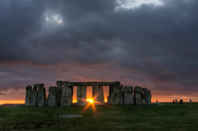 Coucher de soleil à Stonehenge pendant le solstice d'hiver