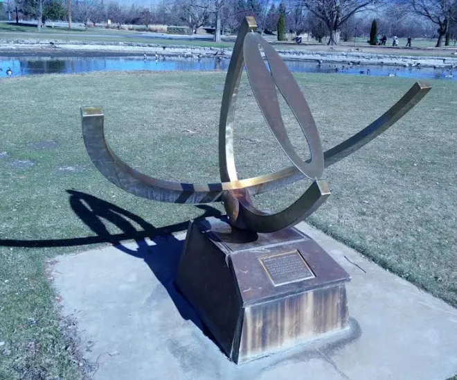 Un cadran solaire analemmatique-équatorial dans le parc Ann Morrison, à Boise, dans l'Idaho.