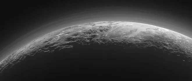 Pluton peu avant le coucher du soleil : montagnes de glace, plaines et couches de brume, photographiées par la sonde New Horizons de la NASA