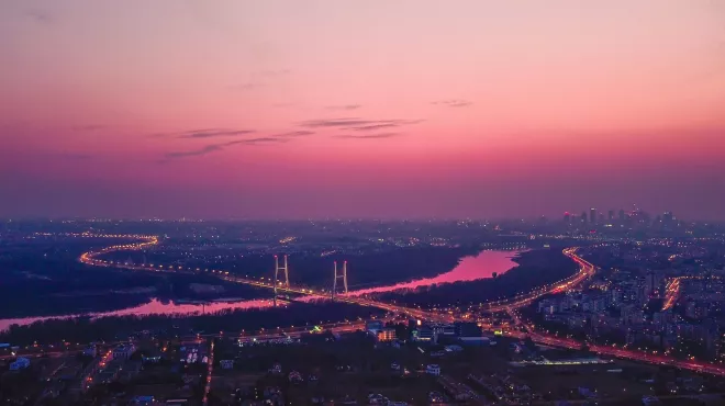 Le panorama de Varsovie avec des teintes roses dans le ciel crépusculaire